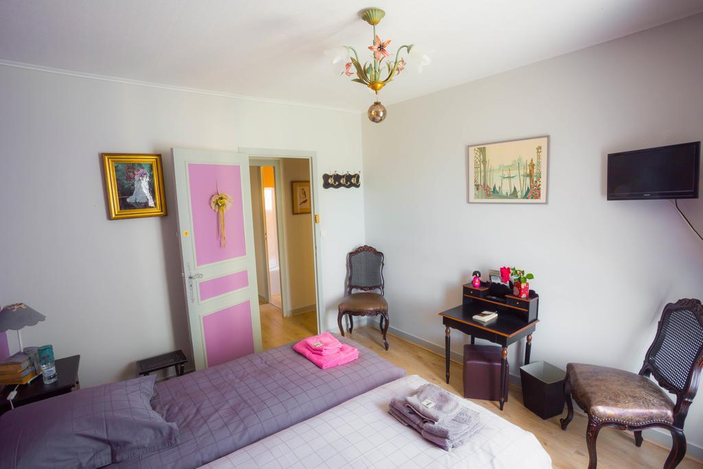 La Petite Maison Pres De L'Eglise Meillac Quarto foto